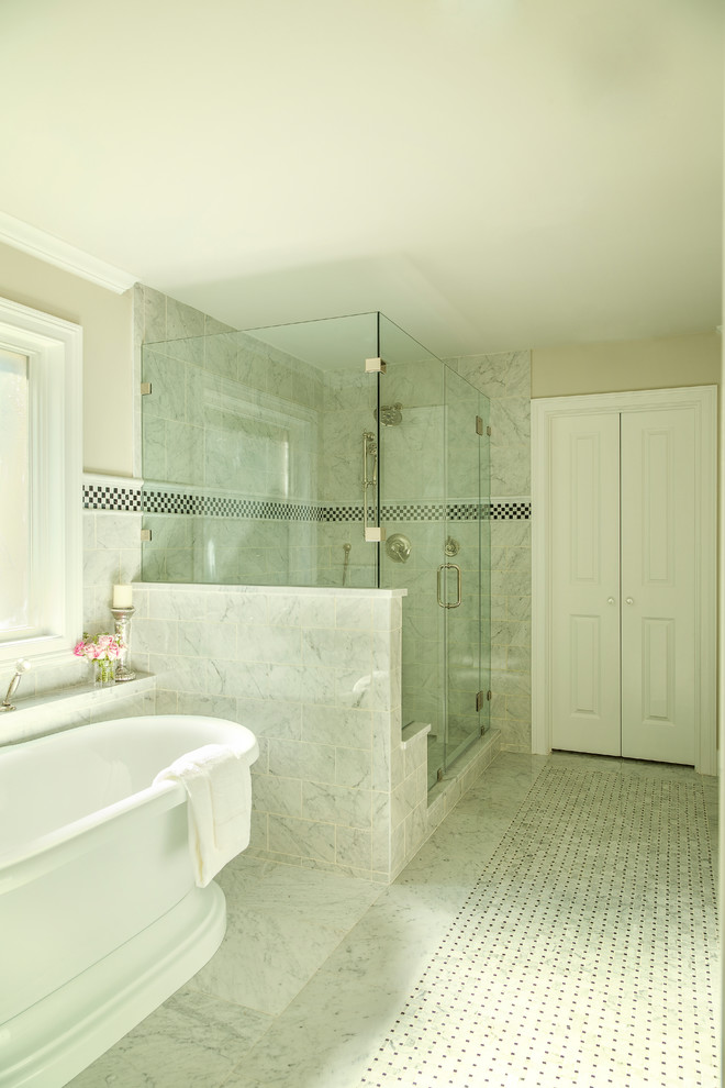 Idéer för att renovera ett vintage grå grått en-suite badrum, med vita skåp, ett fristående badkar, en dubbeldusch, porslinskakel, beige väggar, marmorgolv, ett undermonterad handfat, dusch med gångjärnsdörr, skåp i shakerstil, grå kakel, granitbänkskiva och grått golv