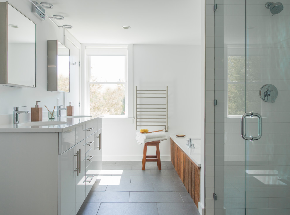 Foto de cuarto de baño campestre extra grande con lavabo bajoencimera, armarios con paneles lisos, bañera empotrada y ducha empotrada