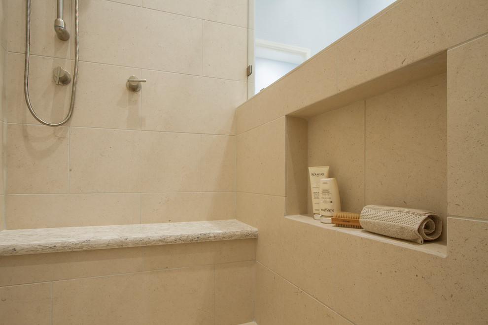 Свежая идея для дизайна: главная ванная комната среднего размера в стиле неоклассика (современная классика) с фасадами в стиле шейкер, коричневыми фасадами, отдельно стоящей ванной, душем в нише, раздельным унитазом, синей плиткой, плиткой из известняка, синими стенами, полом из известняка, накладной раковиной, столешницей из искусственного кварца, бежевым полом, открытым душем и бежевой столешницей - отличное фото интерьера