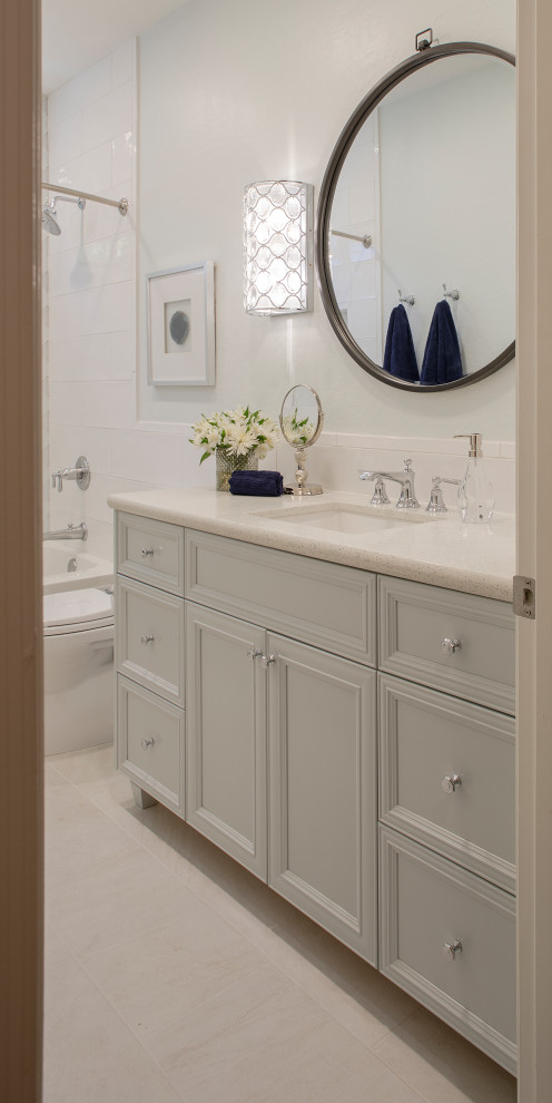 Idée de décoration pour une salle de bain tradition de taille moyenne avec un placard à porte shaker, des portes de placard bleues, une baignoire en alcôve, un combiné douche/baignoire, WC séparés, un carrelage blanc, un carrelage métro, un mur bleu, un sol en carrelage de porcelaine, un lavabo encastré, un plan de toilette en quartz modifié, un sol blanc, un plan de toilette blanc, meuble simple vasque et meuble-lavabo encastré.