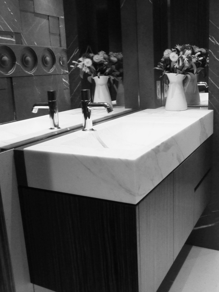 Foto di una piccola stanza da bagno con doccia contemporanea con ante lisce, ante beige, WC monopezzo, piastrelle grigie, piastrelle di marmo, pareti grigie, pavimento in pietra calcarea, lavabo integrato, top in marmo, pavimento beige e top giallo