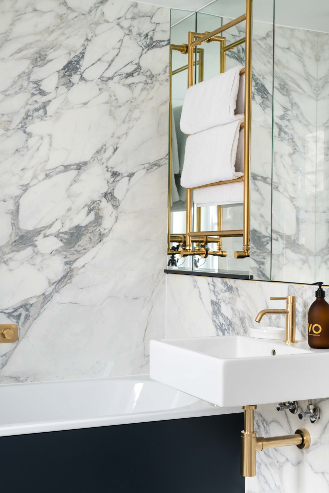 Immagine di una stanza da bagno contemporanea con piastrelle bianche, lastra di pietra, lavabo sospeso e un lavabo