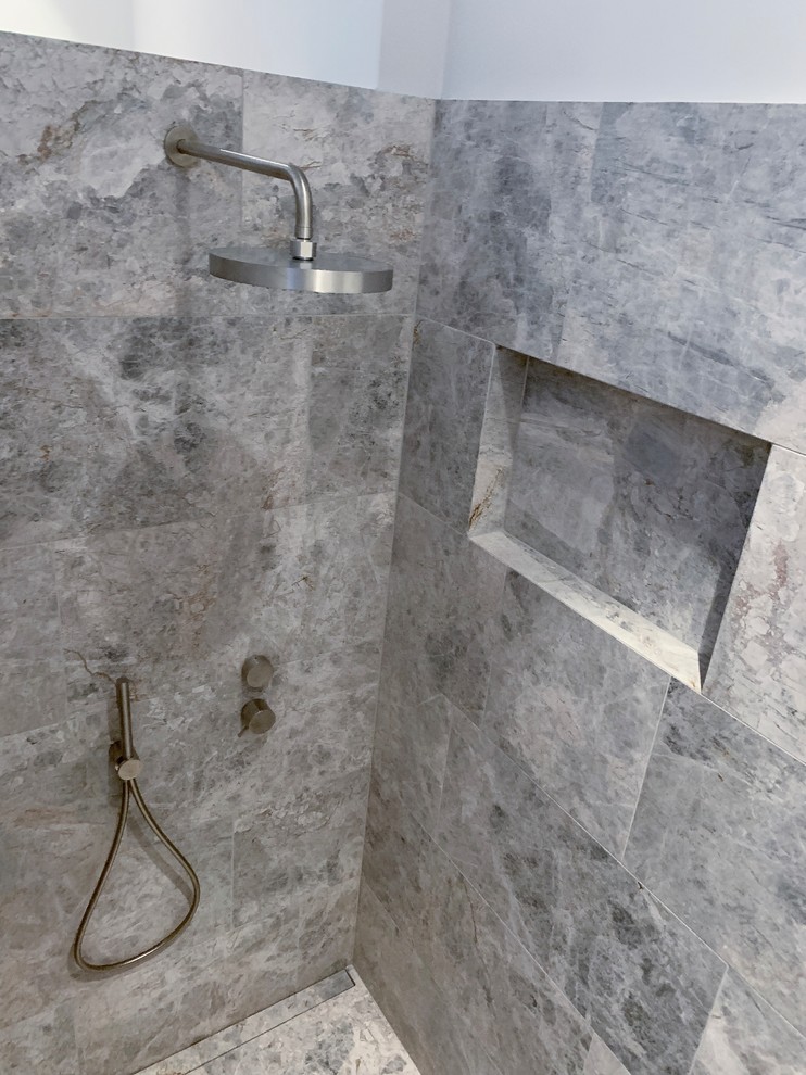 Esempio di una stanza da bagno padronale design di medie dimensioni con piastrelle di marmo, doccia aperta e top blu