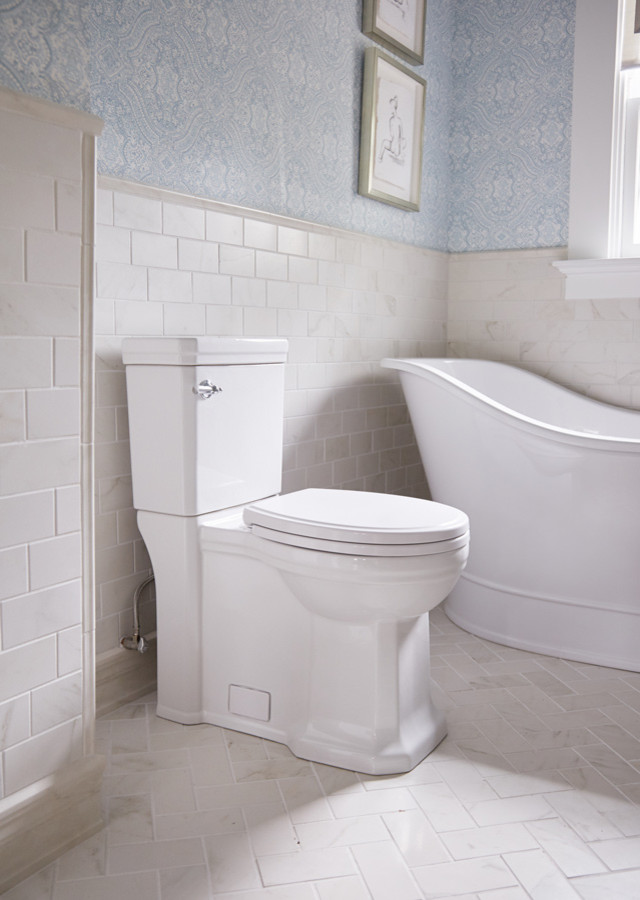 Foto di una piccola stanza da bagno padronale classica con vasca freestanding, WC a due pezzi, piastrelle in gres porcellanato, pareti blu e pavimento in gres porcellanato