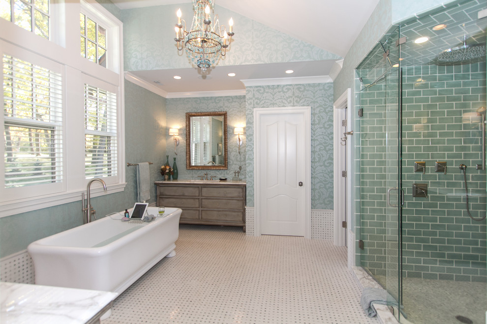 Aménagement d'une grande salle de bain principale classique avec un placard en trompe-l'oeil, des portes de placard grises, une baignoire indépendante, un carrelage bleu, un mur bleu, une douche d'angle, un carrelage métro et un lavabo encastré.