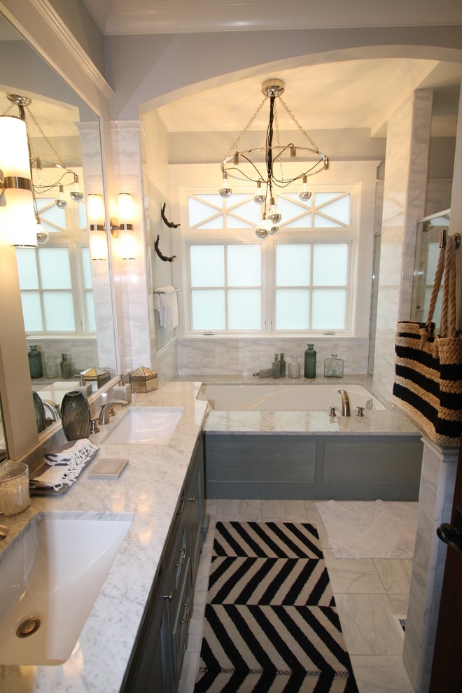 Idéer för att renovera ett mellanstort vintage en-suite badrum, med luckor med infälld panel, grå skåp, ett undermonterat badkar, en dusch i en alkov, grå väggar, marmorgolv, ett undermonterad handfat och bänkskiva i kvartsit