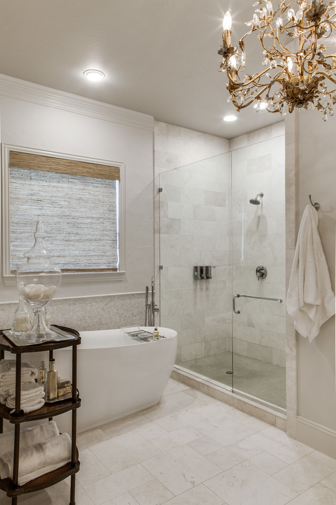 На фото: большая ванная комната в классическом стиле с отдельно стоящей ванной, душем в нише и белыми стенами