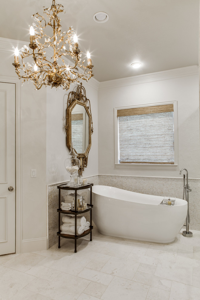 Foto de cuarto de baño tradicional grande con bañera exenta, ducha empotrada, baldosas y/o azulejos blancos y paredes blancas