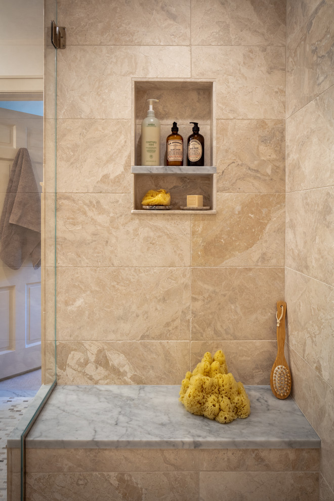 Ispirazione per una stanza da bagno padronale moderna di medie dimensioni con doccia alcova, piastrelle beige, piastrelle di marmo, pareti beige, pavimento con piastrelle a mosaico, pavimento marrone e porta doccia a battente