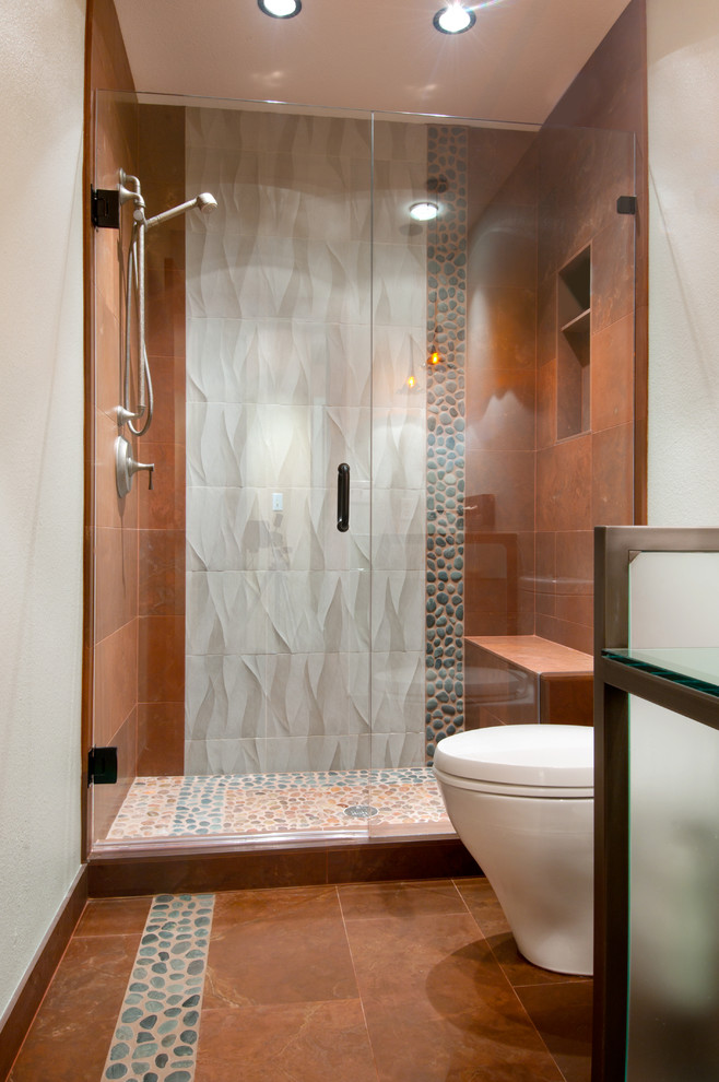 На фото: ванная комната среднего размера в стиле неоклассика (современная классика) с душем в нише, бежевой плиткой, белой плиткой, керамической плиткой, белыми стенами, полом из керамогранита, душевой кабиной и стеклянной столешницей