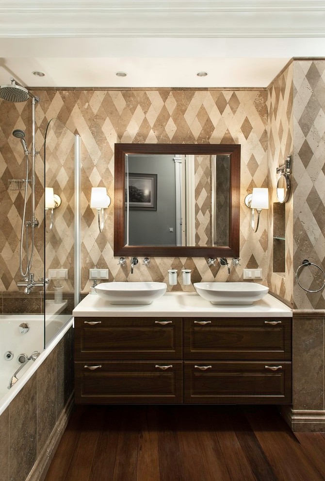 Immagine di una stanza da bagno padronale minimal con piastrelle beige, pareti beige, lavabo a bacinella e ante in legno bruno