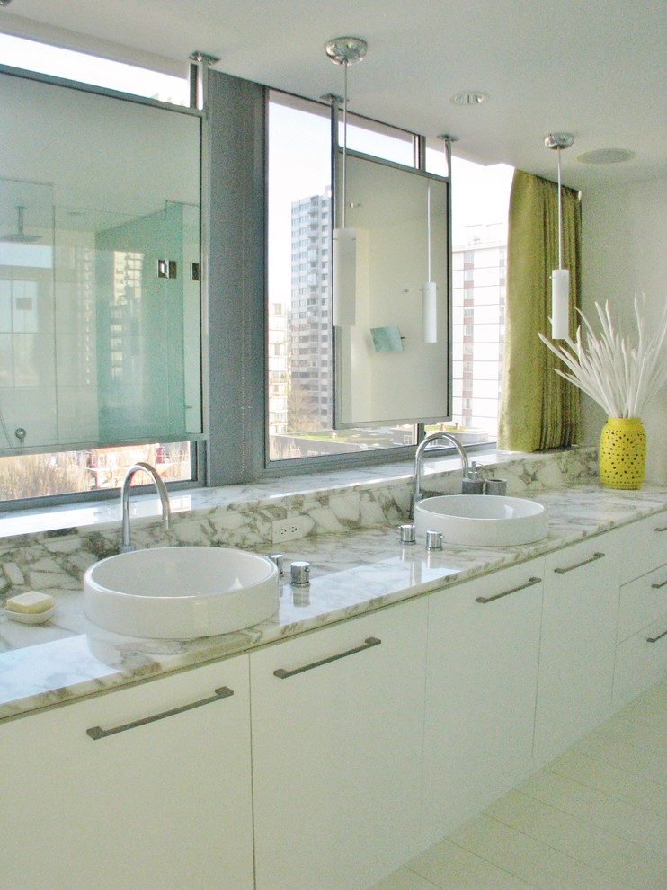 Inredning av ett modernt mellanstort beige beige en-suite badrum, med släta luckor, vita skåp, vita väggar, klinkergolv i keramik, ett fristående handfat, marmorbänkskiva och vitt golv