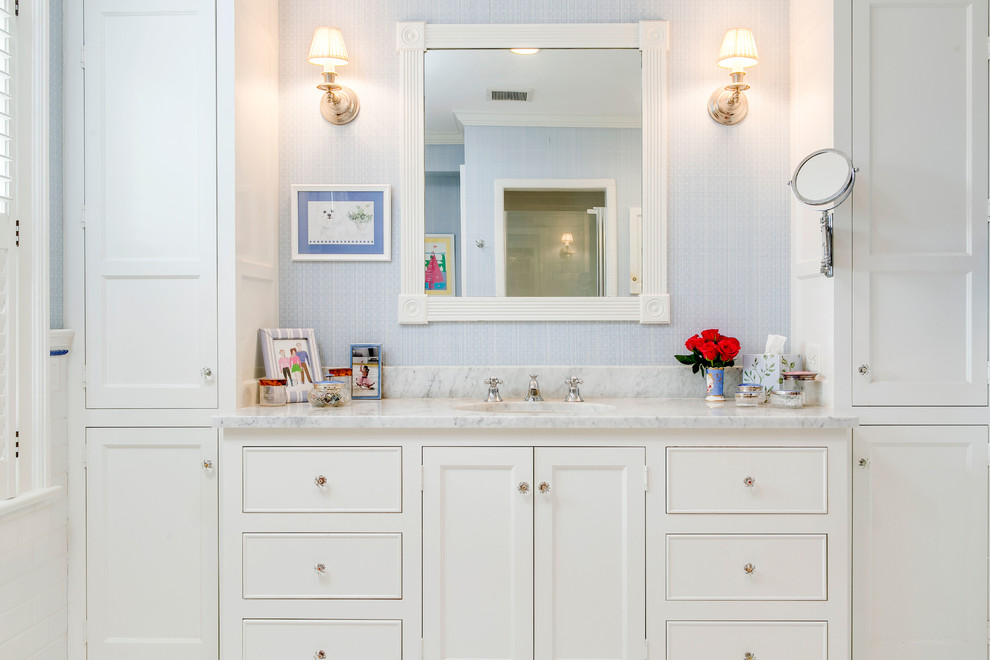 Foto de cuarto de baño principal tradicional con lavabo bajoencimera, armarios con paneles empotrados, puertas de armario blancas y paredes multicolor