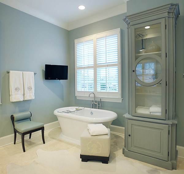 Идея дизайна: большая главная ванная комната в классическом стиле с фасадами с выступающей филенкой, синими фасадами, отдельно стоящей ванной, каменной плиткой, синими стенами, полом из травертина и мраморной столешницей