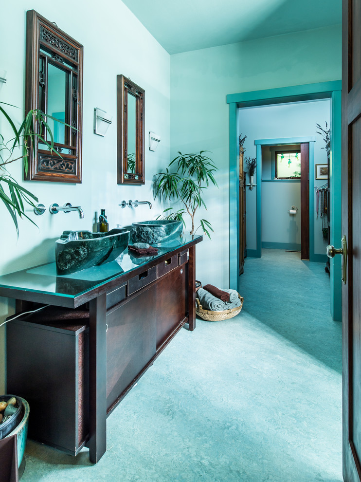 Immagine di una stanza da bagno padronale stile americano di medie dimensioni con consolle stile comò, ante in legno bruno, doccia aperta, piastrelle blu, lastra di pietra, pareti blu, pavimento in linoleum, lavabo a consolle e top in vetro