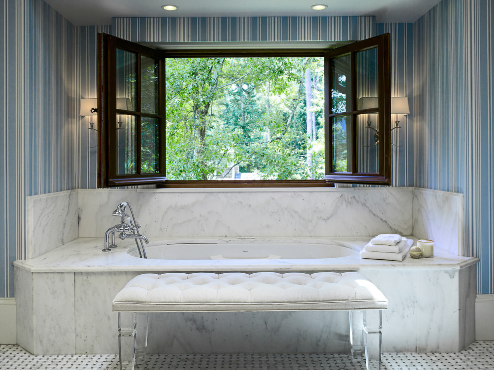 アトランタにあるトラディショナルスタイルのおしゃれなマスターバスルーム (青い壁、モザイクタイル、アンダーマウント型浴槽、白いタイル) の写真
