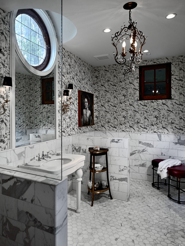 Immagine di una stanza da bagno minimal con WC monopezzo e pareti bianche