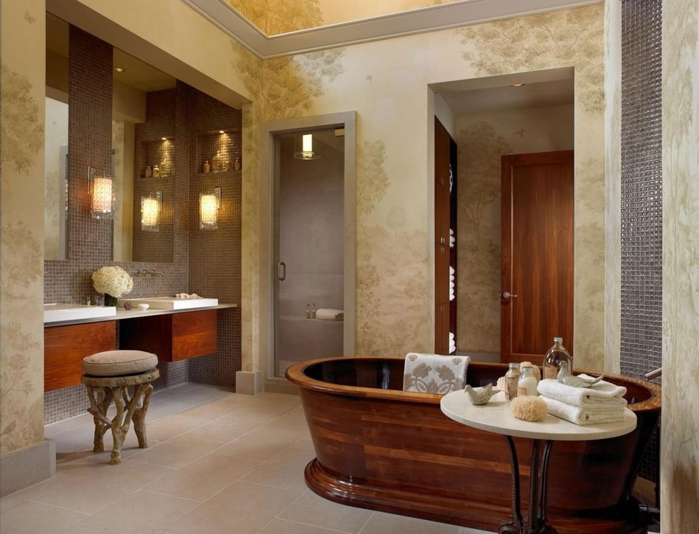 Idées déco pour une salle de bain principale classique en bois brun avec une baignoire indépendante, une douche d'angle, WC à poser, un carrelage marron, un carrelage en pâte de verre, un mur jaune, un sol en calcaire, une vasque, un plan de toilette en granite et un placard à porte plane.