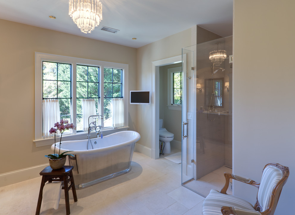 Bild på ett vintage en-suite badrum, med ett fristående badkar, en dusch i en alkov, en toalettstol med hel cisternkåpa, beige kakel, keramikplattor, beige väggar och klinkergolv i porslin