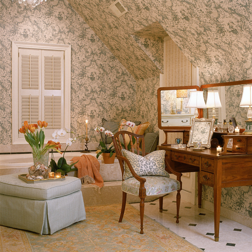 Bild på ett stort vintage en-suite badrum, med ett platsbyggt badkar och flerfärgade väggar