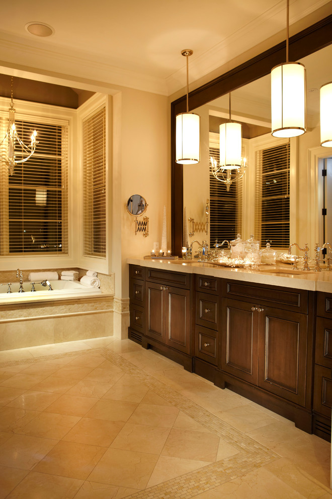 Inredning av ett klassiskt stort en-suite badrum, med luckor med infälld panel, skåp i mörkt trä, ett platsbyggt badkar, beige kakel, beige väggar, klinkergolv i keramik och ett undermonterad handfat