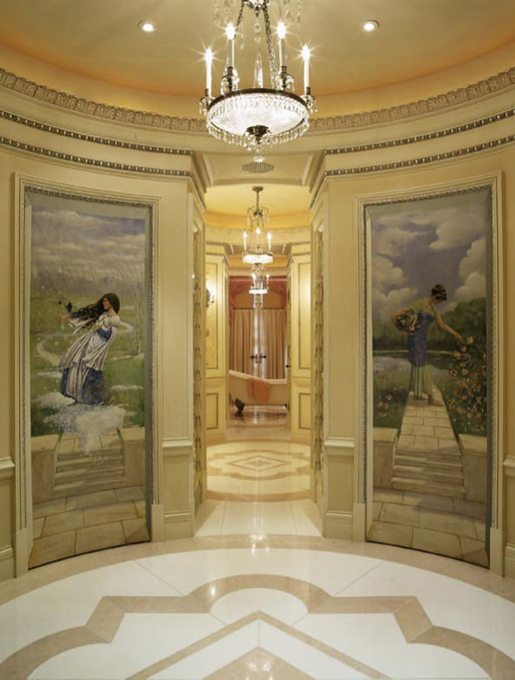Пример оригинального дизайна: огромная главная ванная комната в классическом стиле с ванной на ножках и мраморным полом