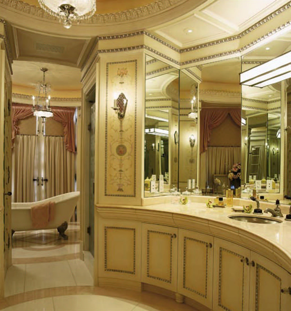На фото: огромная главная ванная комната в классическом стиле с ванной на ножках, разноцветными стенами и мраморным полом