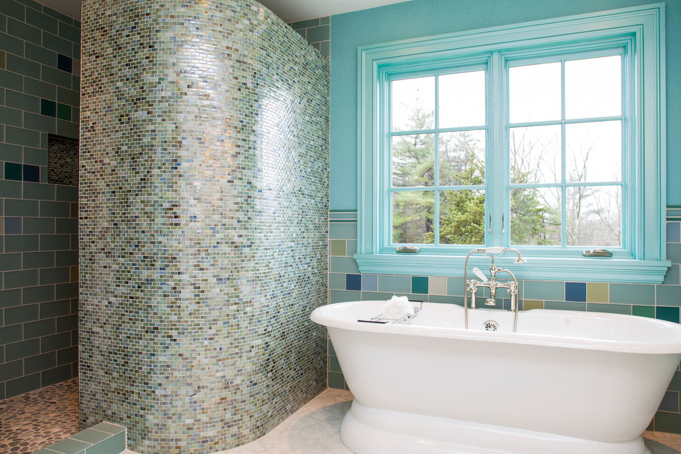 Inspiration för ett mellanstort vintage badrum, med mosaik, en öppen dusch, flerfärgad kakel och med dusch som är öppen