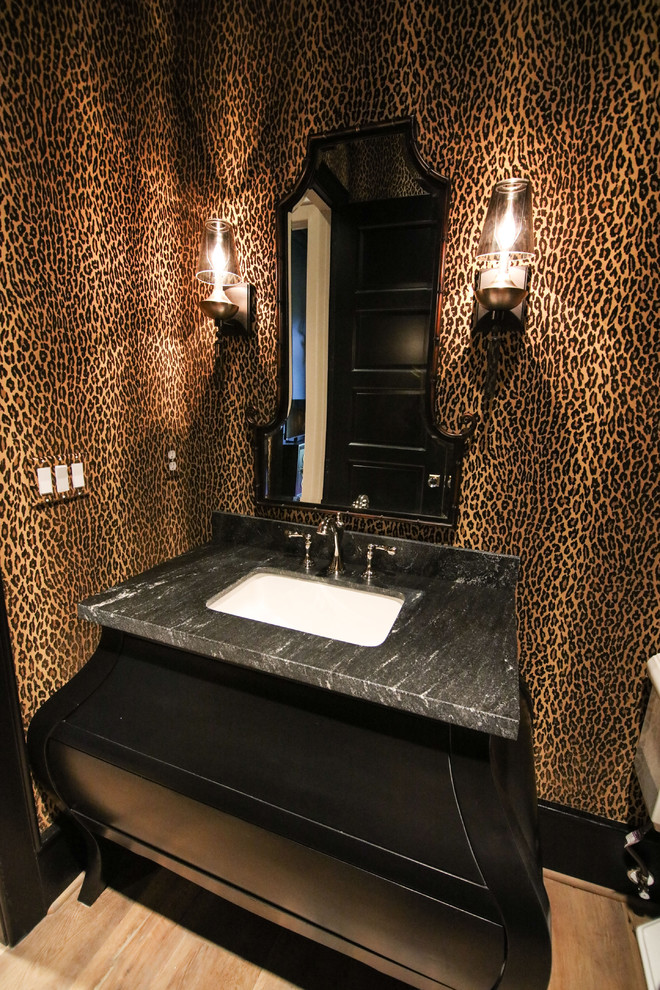 Idee per una stanza da bagno con doccia boho chic di medie dimensioni con ante nere, parquet chiaro, lavabo sottopiano e top in granito