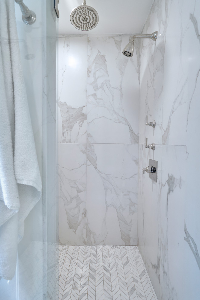 Idéer för ett klassiskt vit en-suite badrum, med skåp i shakerstil, vita skåp, ett fristående badkar, en hörndusch, grå kakel, marmorkakel, grå väggar, marmorgolv, ett konsol handfat, bänkskiva i kvartsit, grått golv och dusch med gångjärnsdörr