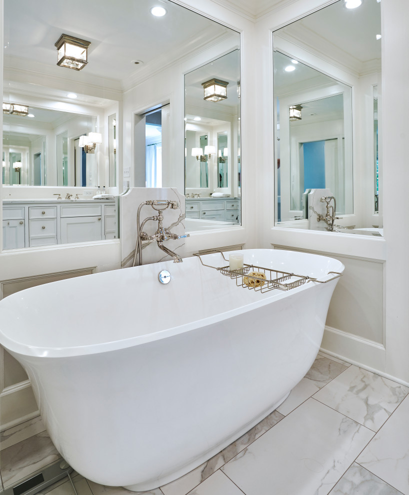 Inspiration för ett vintage vit vitt en-suite badrum, med skåp i shakerstil, vita skåp, ett fristående badkar, en hörndusch, grå kakel, marmorkakel, grå väggar, marmorgolv, ett konsol handfat, bänkskiva i kvartsit, grått golv och dusch med gångjärnsdörr