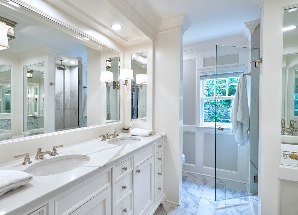 Exempel på ett klassiskt vit vitt en-suite badrum, med skåp i shakerstil, vita skåp, ett fristående badkar, en hörndusch, grå kakel, marmorkakel, grå väggar, marmorgolv, ett konsol handfat, bänkskiva i kvartsit, grått golv och dusch med gångjärnsdörr