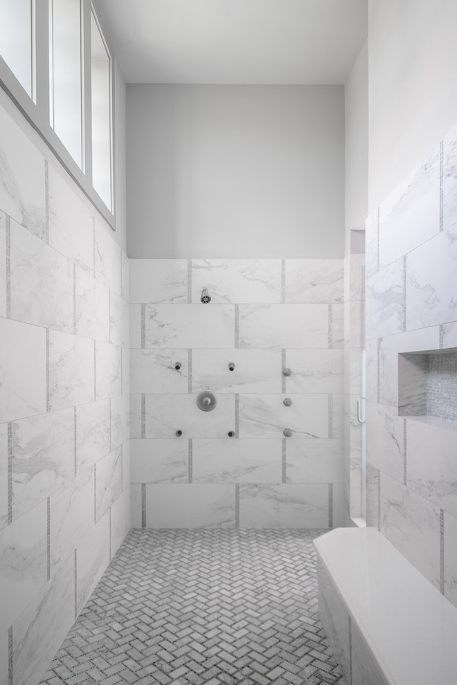 Exempel på ett stort medelhavsstil en-suite badrum, med luckor med infälld panel, grå skåp, våtrum, en toalettstol med hel cisternkåpa, vita väggar, ett undermonterad handfat och dusch med gångjärnsdörr