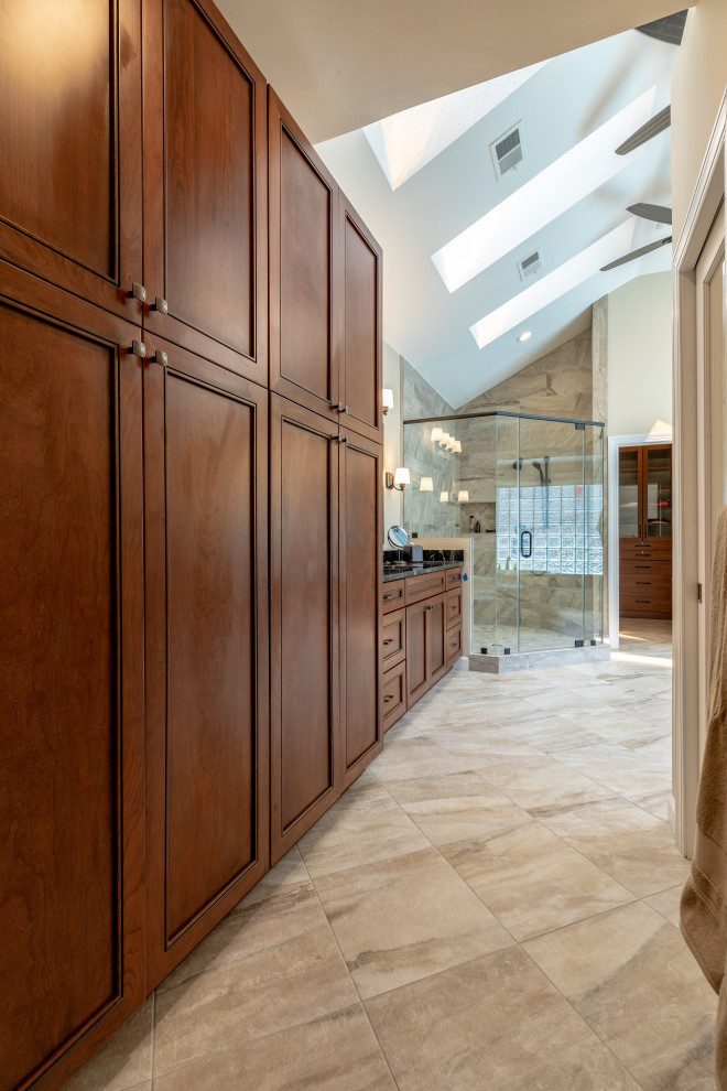 Modelo de cuarto de baño principal contemporáneo de tamaño medio con ducha esquinera, baldosas y/o azulejos beige, paredes beige, suelo beige, ducha con puerta con bisagras y encimeras negras