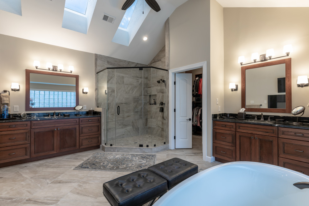 Foto de cuarto de baño principal contemporáneo de tamaño medio con ducha esquinera, baldosas y/o azulejos beige, paredes beige, suelo beige, ducha con puerta con bisagras y encimeras negras