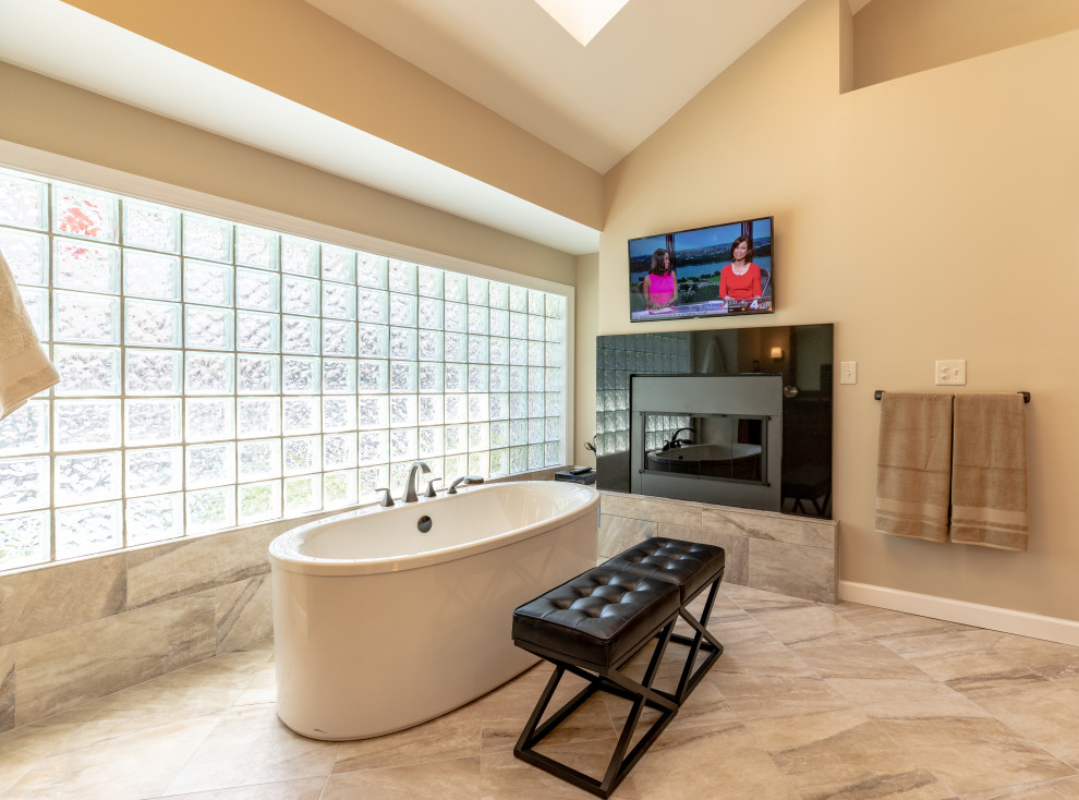 Свежая идея для дизайна: главная ванная комната среднего размера в современном стиле с угловым душем, бежевой плиткой, бежевыми стенами, бежевым полом, душем с распашными дверями и черной столешницей - отличное фото интерьера