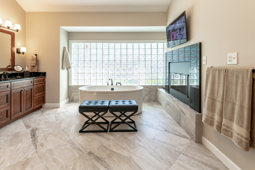 Idée de décoration pour une salle de bain principale design de taille moyenne avec une douche d'angle, un carrelage beige, un mur beige, un sol beige, une cabine de douche à porte battante et un plan de toilette noir.