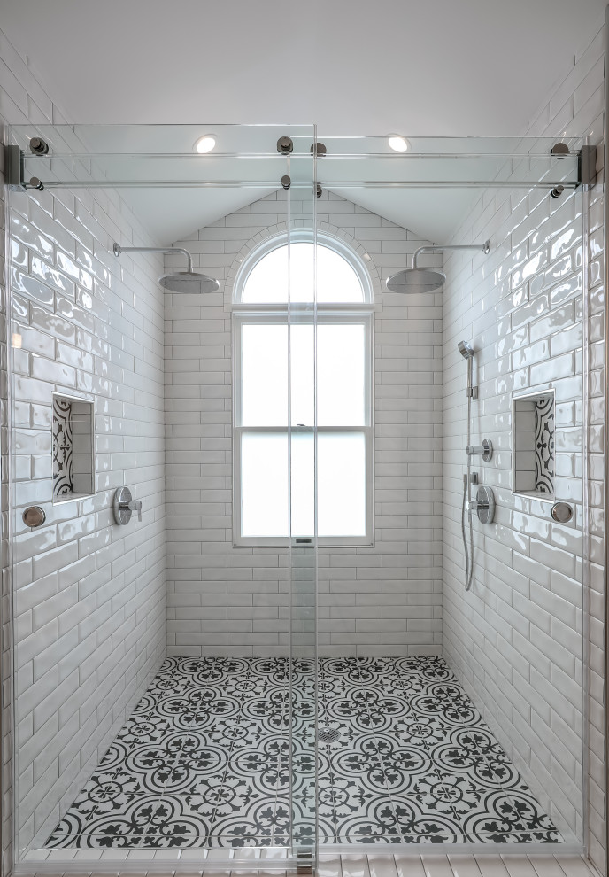Bild på ett mellanstort funkis svart svart en-suite badrum, med vita skåp, ett fristående badkar, en dubbeldusch, vit kakel, keramikplattor, beige väggar och granitbänkskiva