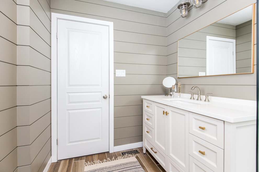 Modernes Badezimmer mit Eckdusche, weißen Fliesen, Porzellanfliesen, grauer Wandfarbe, Unterbauwaschbecken, Quarzit-Waschtisch, braunem Boden und Schiebetür-Duschabtrennung in Toronto