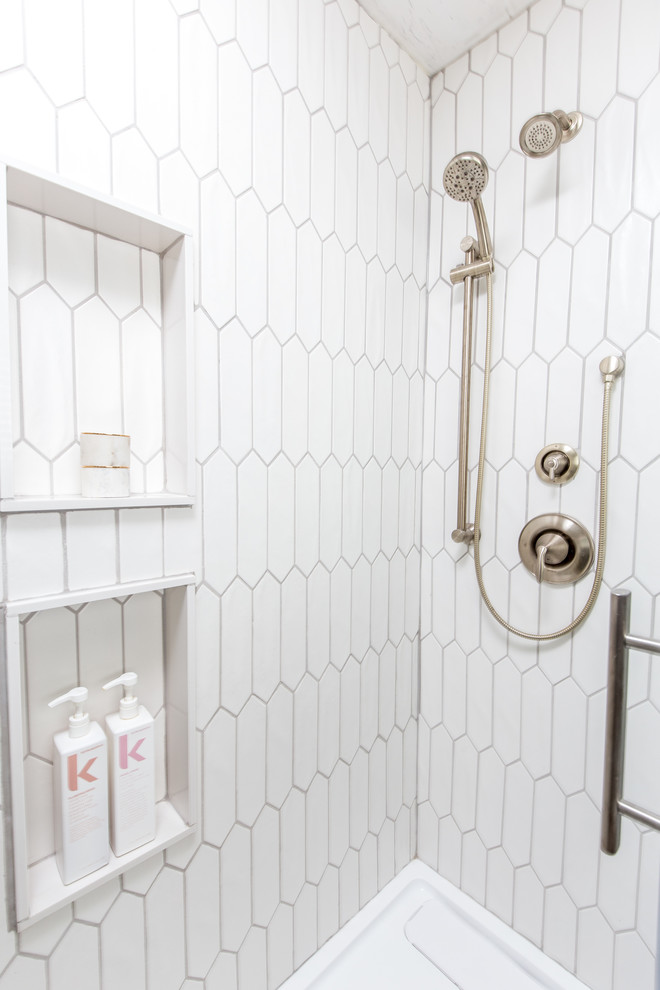 Foto di una stanza da bagno moderna con doccia ad angolo, piastrelle bianche, piastrelle in gres porcellanato, pareti grigie, lavabo sottopiano, top in quarzite, pavimento marrone e porta doccia scorrevole