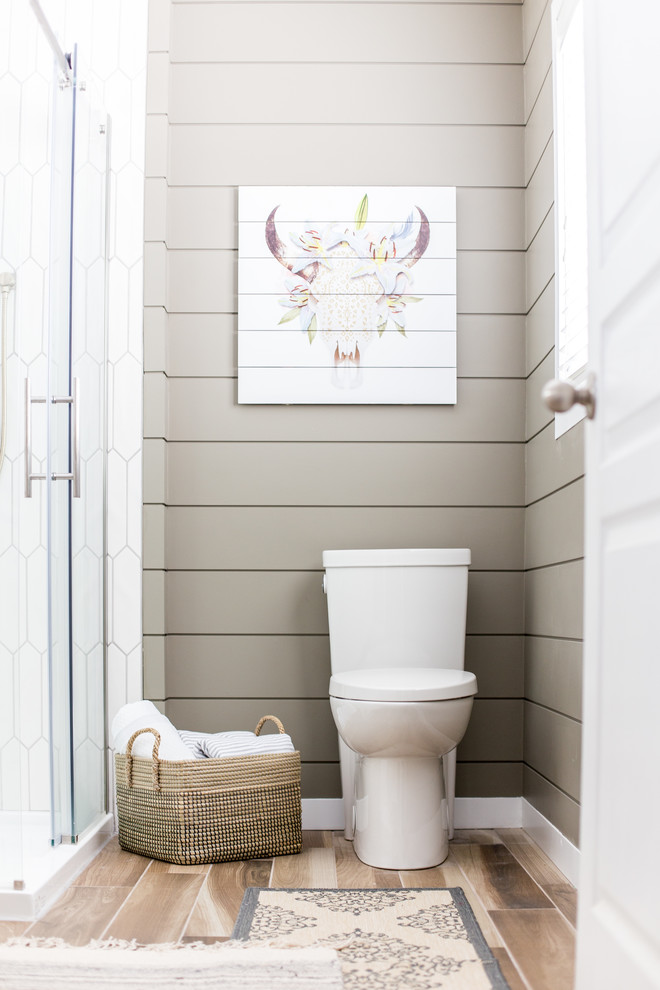 Источник вдохновения для домашнего уюта: ванная комната в стиле модернизм с угловым душем, белой плиткой, керамогранитной плиткой, серыми стенами, врезной раковиной, столешницей из кварцита, коричневым полом и душем с раздвижными дверями