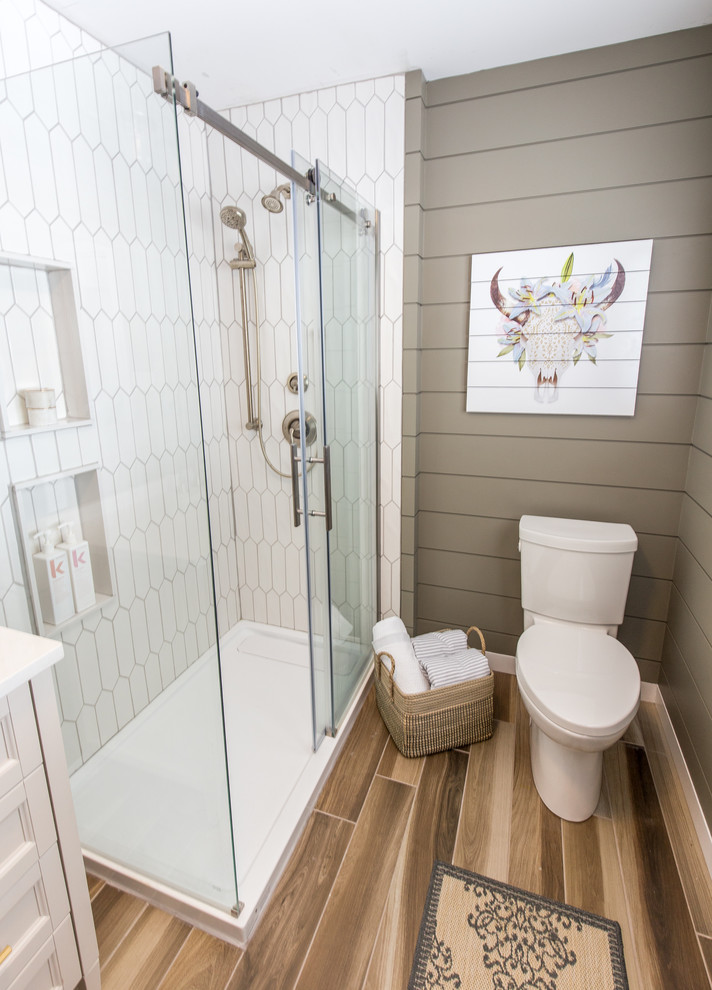 Idee per una stanza da bagno moderna con doccia ad angolo, piastrelle bianche, piastrelle in gres porcellanato, pareti grigie, lavabo sottopiano, top in quarzite, pavimento marrone e porta doccia scorrevole
