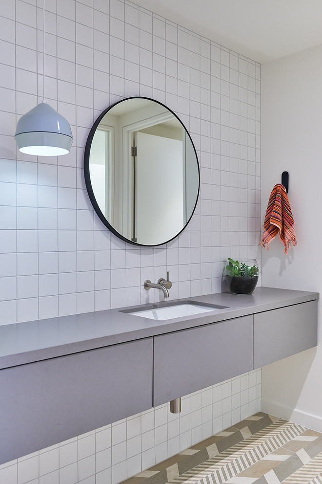 На фото: большая ванная комната в современном стиле с белыми стенами, полом из керамической плитки, душевой кабиной, столешницей из искусственного кварца, плоскими фасадами и серыми фасадами