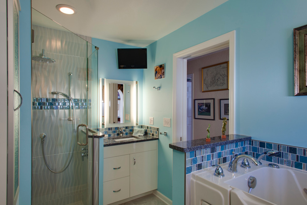 На фото: ванная комната среднего размера в стиле модернизм с плоскими фасадами, белыми фасадами, угловым душем, разноцветной плиткой, плиткой мозаикой, синими стенами, мраморным полом, душевой кабиной, врезной раковиной, столешницей из гранита, серым полом, душем с распашными дверями, японской ванной и раздельным унитазом