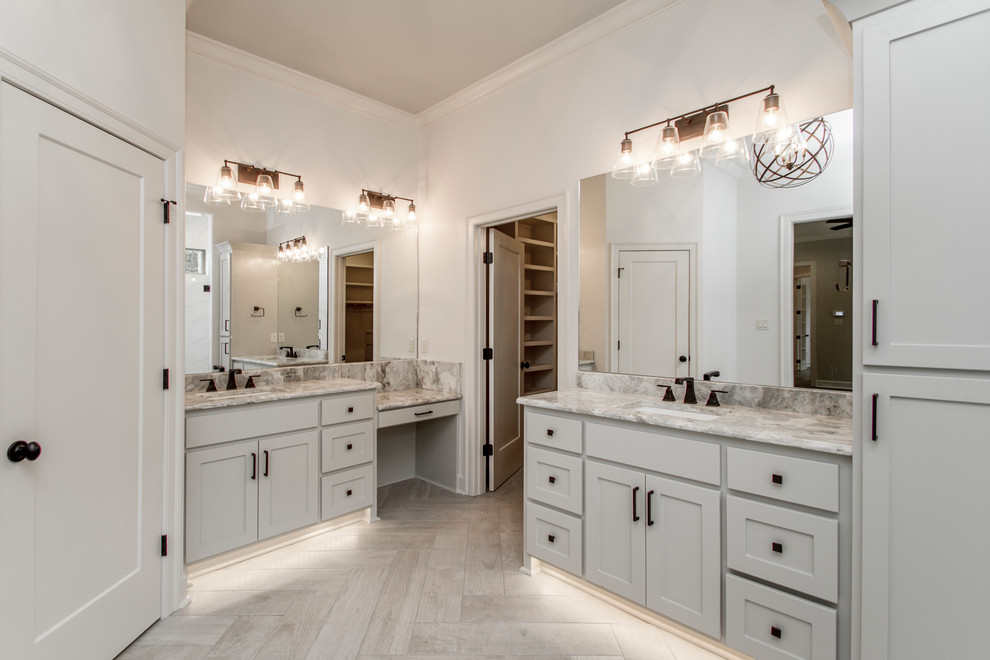 Idéer för ett klassiskt beige en-suite badrum, med skåp i shakerstil, grå skåp, vita väggar och beiget golv