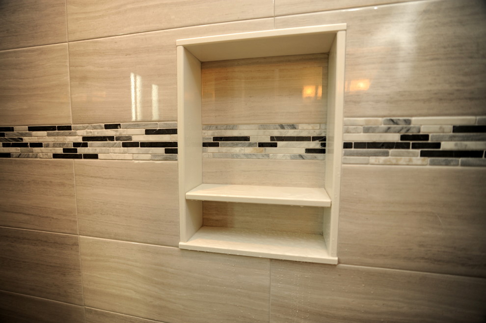 Cette image montre une salle de bain avec une douche ouverte, un carrelage gris et des carreaux de céramique.