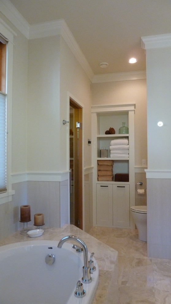 Diseño de cuarto de baño de estilo americano de tamaño medio con armarios estilo shaker, puertas de armario blancas, bañera empotrada y ducha a ras de suelo