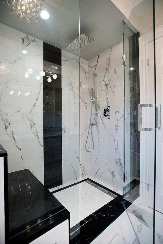 Réalisation d'une salle de bain design de taille moyenne avec un placard à porte shaker, des portes de placard noires, une baignoire en alcôve, une douche d'angle, un carrelage blanc, du carrelage en marbre, un mur gris, un lavabo encastré, un sol gris, une cabine de douche à porte battante et un plan de toilette blanc.