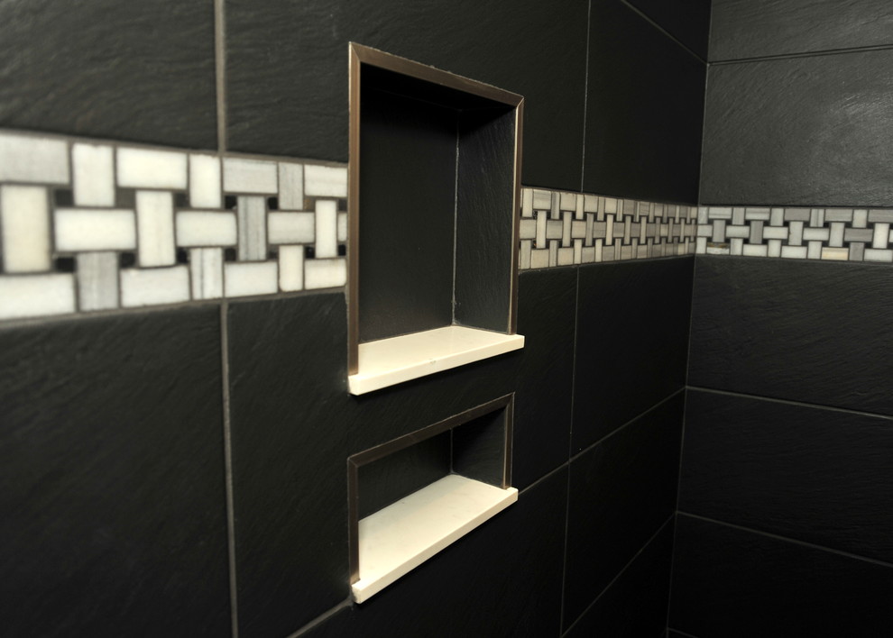 Idée de décoration pour une salle de bain design avec un carrelage noir.