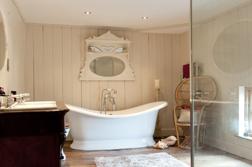 Ejemplo de cuarto de baño campestre con lavabo encastrado, puertas de armario de madera en tonos medios, bañera exenta, ducha doble y paredes beige